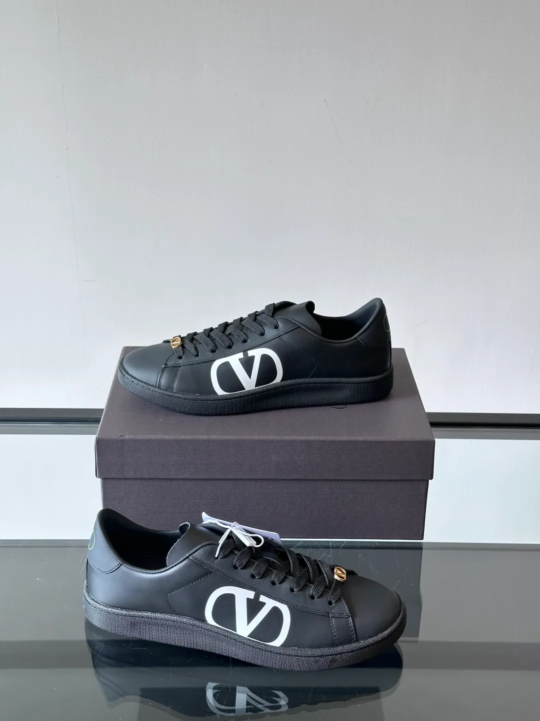 P440¥& VALENTINO Boys’ spring and summer white shoes🤍 VALENTINO GARAVANI ROYCO men’s soft calfskin sneakers, the shoelaces are equipped with removable vintage brass distressed effect VLOGO SIGNATURE accessories, and the back of the shoes is screen printed. Comfortable and good looking on the feet!  size：38-45